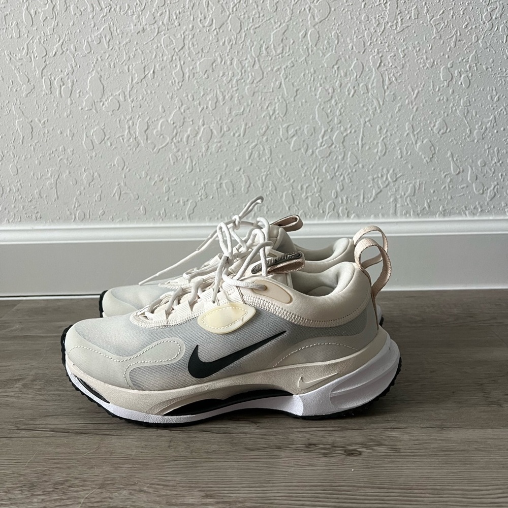 Nike Women’s Spark Sneaker Size 6